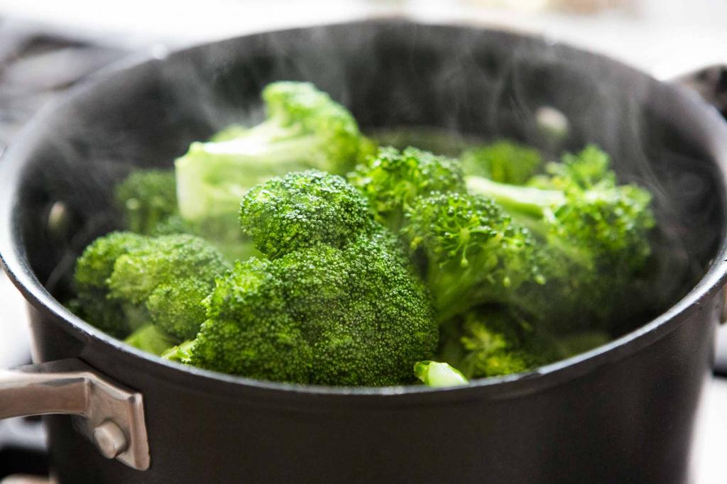 How to cook broccoli correctly to retain its useful properties